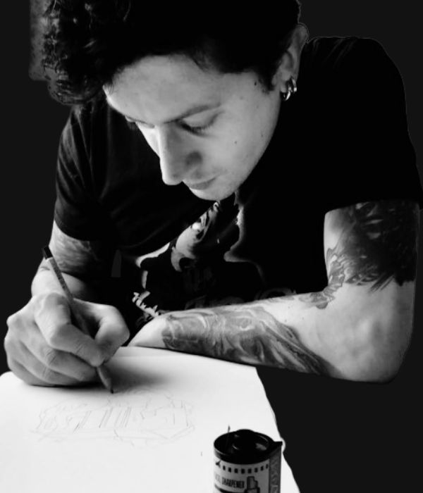 Disegni per tatuaggi 11 Marco Draisci esegue un disegno a matita su carta